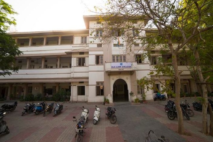 https://cache.careers360.mobi/media/colleges/social-media/media-gallery/15741/2018/12/9/Campus Front view of Gls law college Ahmedabad_Campus-view.JPG